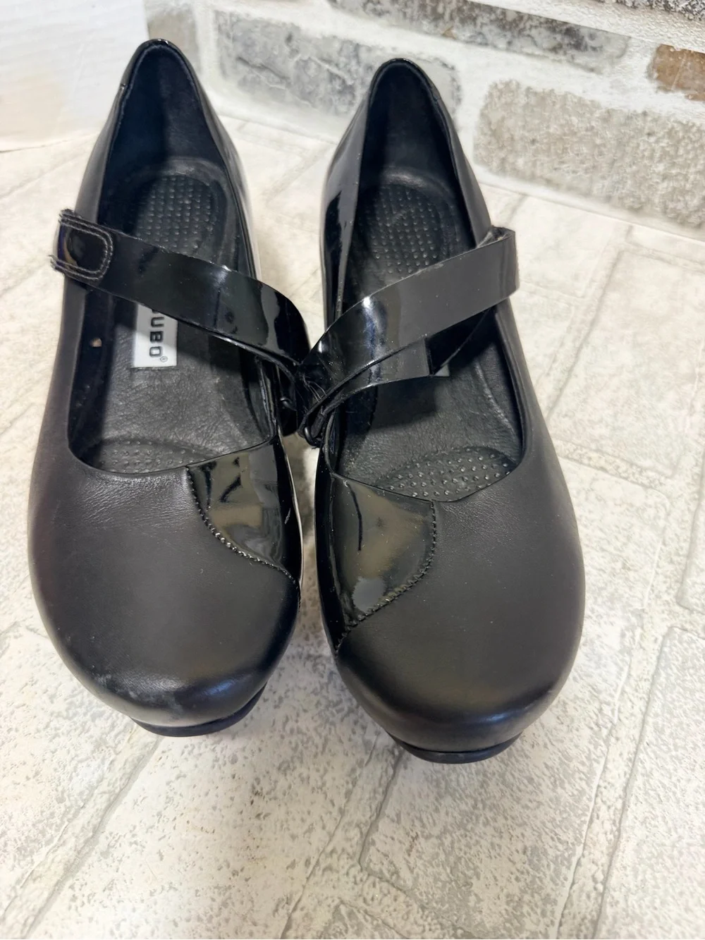 Tsubo Black Patent-Trim Mary Jane wedge shoes 6.5